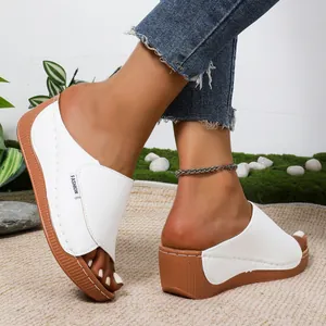 Modieuze witte damesslippers met sleehak en een elegant open teen ontwerp voor zomer