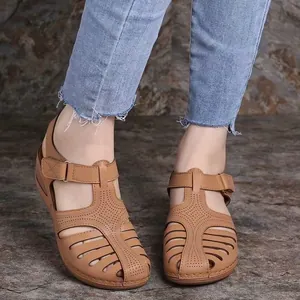 Detailansicht der braunen Vintage-Sandalen für Damen mit Hohlmuster und Schnallenriemen
