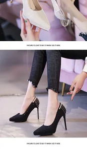 Elegante spitze Stilettos mit glitzernden Straßketten und edlem schimmerndem Finish