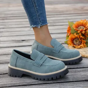 Détail de mocassins vintage en daim bleu avec semelles épaisses crantées