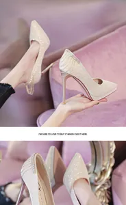 Nahaufnahme champagnerfarbener Glitzer-Stilettos mit Strassketten und Plateau.