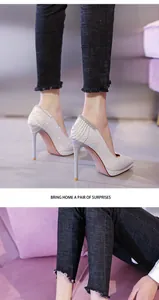 Detailansicht silberner Stiletto-Pumps mit Strassketten und spitzem Zehen-Design