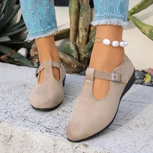 Chaussures Mary Jane à bout pointu en daim beige rétro avec boucle en T pour femme.