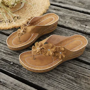 Chanclas con cuña marrones para mujer con adornos florales y detalles de pedrería moda