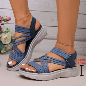 Detailweergave van blauwe sportieve sandalen met een comfortabele zool van 4,0 cm.