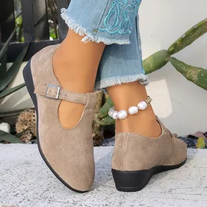 Gros plan sur les chaussures compensées Mary Jane en daim avec bride réglable