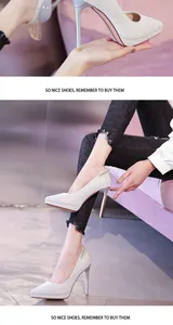 Detailansicht eleganter silberner Glitzer-Stilettos mit modischer Strasskette und Plateau