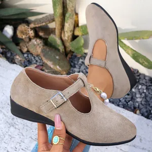 Détail de chaussures compensées Mary Jane en daim kaki avec bride en T et boucle métal