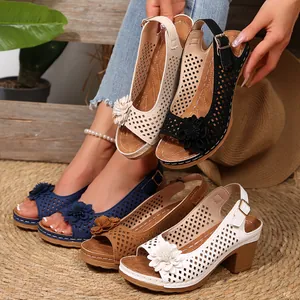 Elegante Damen-Sommersandalen mit Blumendekor und Details mit hohl geschnittenem Blockabsatz.