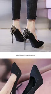 Elegante schwarze Stiletto-Heels mit funkelnden Strassketten-Details an der Ferse