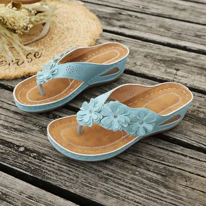 Luxe blauwe dames slippers met sleehak versierd met bloemen en glanzende strassteentjes