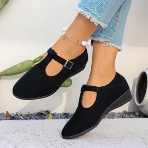 Gros plan sur les chaussures à talon compensé en daim noir pour femmes