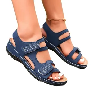 Marineblauwe platte Romeinse sandalen met klittenbandsluiting en open teen voor dames