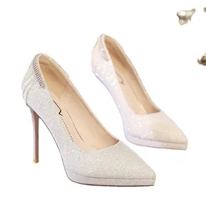 Elegante champagnerfarbene Stilettos mit spitzer Zehenpartie und Strassverzierung