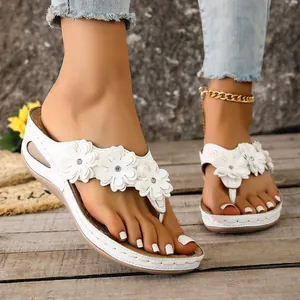 Women's stylish white wedge flip-flops with floral decorations and rhinestones