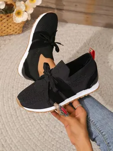 Atmungsaktive schwarze Fly-Woven-Sneaker mit dekorativer Schleife und Lasche