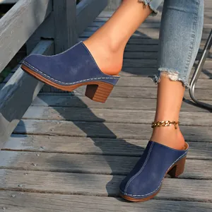 Mules élégantes bleu marine à bout fermé avec talons blocs et coutures blanches