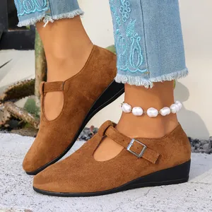 Gros plan détaillé de chaussures Mary Jane à talons compensés en daim marron chic