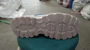 Gros plan de la semelle en caoutchouc avec taille 37 sur baskets rétro