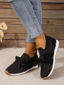 Detailansicht der schwarzen, atmungsaktiven Strick-Sneaker mit modischem Design.
