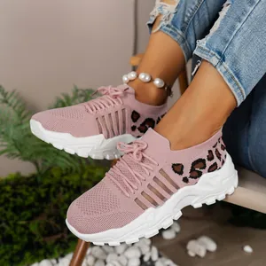 Vue détaillée des baskets en maille rose avec imprimé léopard et semelle blanche.