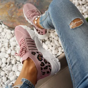 Gros plan montrant le mesh rose respirant et le talon léopard des baskets pour femmes.