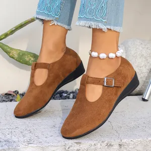 Vue détaillée des chaussures Mary Jane en daim marron pour femmes avec bride à boucle