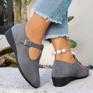 Vue détaillée de chaussures compensées élégantes en daim gris avec bride et perles