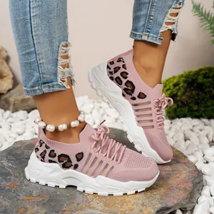 Gros plan sur des baskets roses en mesh respirant pour femmes avec détails léopard