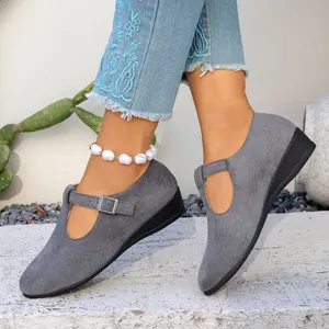 Chaussures à talons compensés en daim gris pour femmes avec bout pointu et boucle vintage