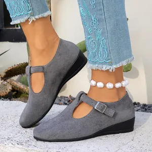 Détail des ballerines compensées Mary Jane en daim gris avec bride à boucle