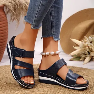Eleganti sandali con zeppa blu navy con motivi floreali e cinturini regolabili in velcro