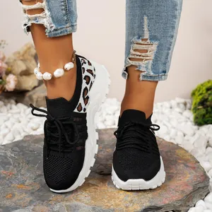 Gros plan sur des baskets en maille respirante avec un détail léopard élégant au talon.