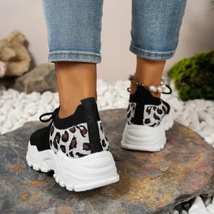 Vue arrière de baskets compensées pour femmes avec talon léopard et semelle épaisse