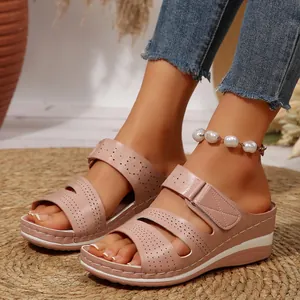 Sandali con zeppa rosa antico da donna con velcro e dettagli floreali traforati