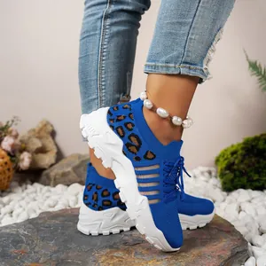 Détail de baskets en mesh bleu avec imprimé léopard et semelle épaisse blanche