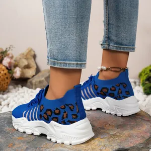 Vue détaillée de baskets en maille bleue pour femmes avec un détail léopard élégant au talon
