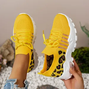 Gros plan sur une chaussure de sport en mesh jaune avec détail léopard au talon