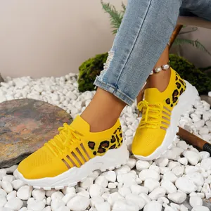 Vue détaillée des baskets en mesh respirant jaune pour femmes avec imprimé léopard