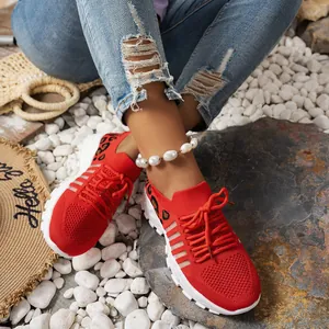Vue détaillée des baskets rouges respirantes en mesh avec motif léopard