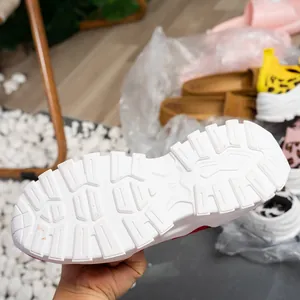 Gros plan sur la semelle extérieure blanche antidérapante des baskets pour femmes