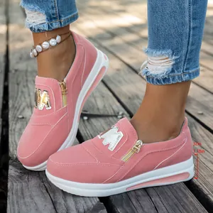 Detailansicht der rosa Plateau-Sneaker mit 3 cm Absatzhöhe und funktionalem Seitenreißverschluss