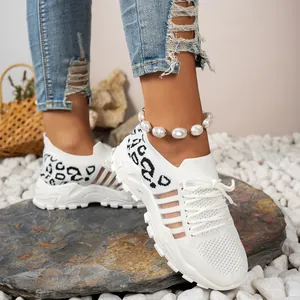 Gros plan de baskets blanches en maille respirante pour femmes avec imprimé léopard chic