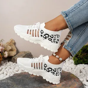 Vue détaillée des baskets blanches en mesh respirant avec motif léopard élégant.