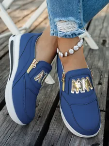 Detailaufnahme blauer Plateausneaker mit goldenem Reißverschluss und Akzenten.