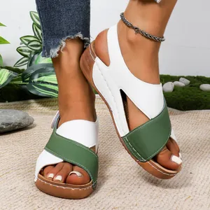 Sandales compensées élégantes pour femmes avec brides croisées vertes et blanches