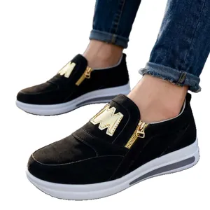 Eleganti sneakers platform in camoscio nero con emblema M dorato e cerniera laterale