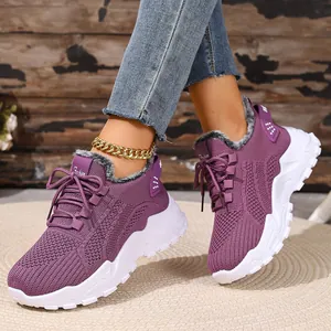 Paarse met fleece gevoerde wintersneakers voor dames met vetersluiting.