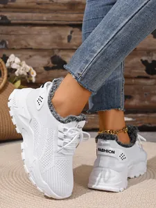 Gedetailleerd overzicht van witte wintersneakers voor dames met warme grijze voering