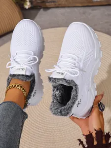 Gedetailleerd overzicht van witte wintersneakers voor dames met warme grijze voering